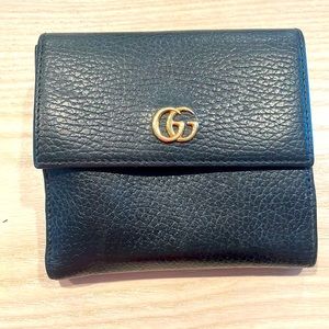 AUTHENTIC** GUCCI Marmont leather wallet.